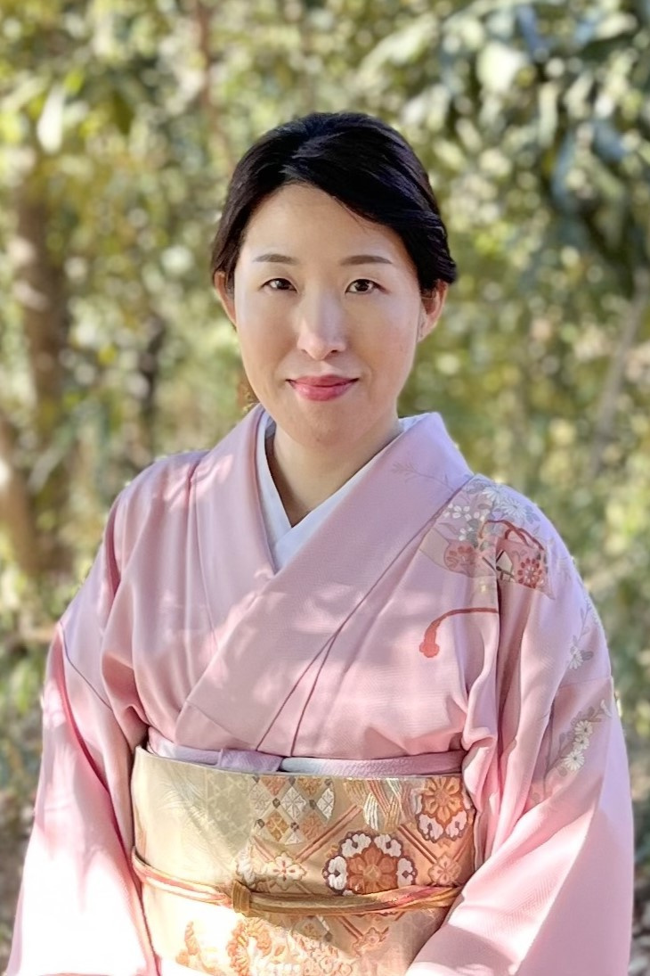 箏を弾く正面の姿