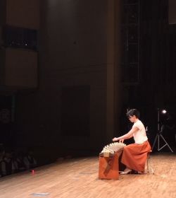 舞台で箏を演奏する姿
